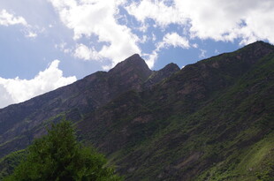 巍峨青山伴蓝天白云