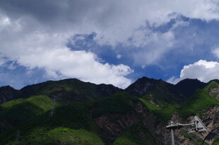 青山之上蓝天白云美景