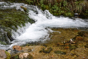 山间溪流小瀑布美景