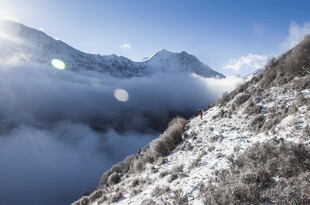 雪山云海壮丽风光