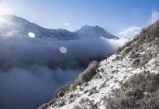 雪山云海壮丽自然景观