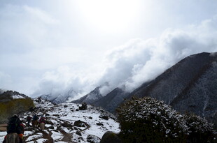 云雾缭绕的壮丽雪山景观