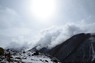 雪山云海壮丽自然景观
