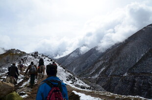 徒步者眺望雪山壮丽景色