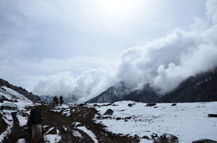 雪山云雾下的壮美风光