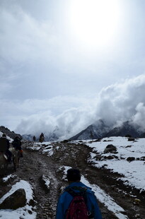 徒步者在雪山间的前行之路