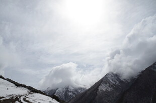雪山云海壮丽自然景观