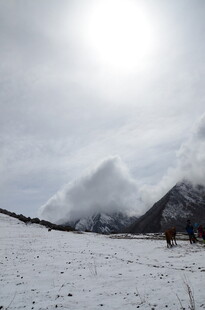 雪山云海间的壮丽风光