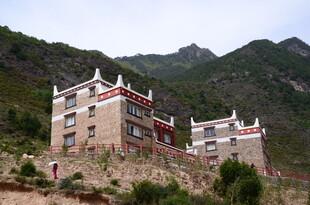 山间藏式建筑风光