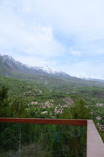 阳台外的山景风光