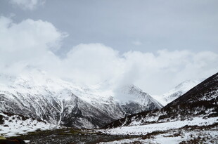 雪山风光 云雾缭绕美景