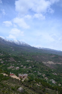 山峦绿意蓝天美景