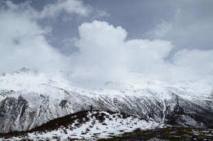 雪山云海壮丽自然景观