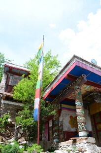 藏式小屋旁的经幡与绿植