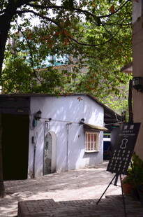 古朴乡村小屋 绿树环绕