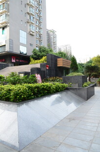 城市街角的绿植景观