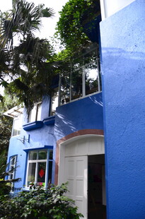 蓝色清新建筑与绿植相伴