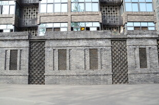 古朴石墙建筑外观