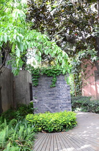 庭院绿植环绕的石砌景观