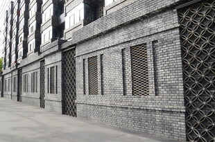 砖砌围墙与金属围栏景观