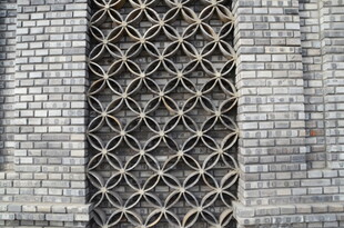 复古砖墙间的金属镂空装饰