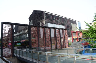 现代户外建筑景观一角