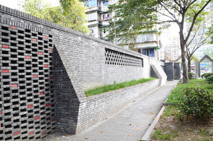 创意砖墙旁的城市步道