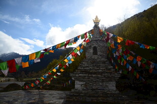 山顶经幡 闪耀神圣光芒