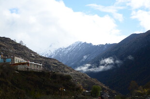 山间行驶的列车美景