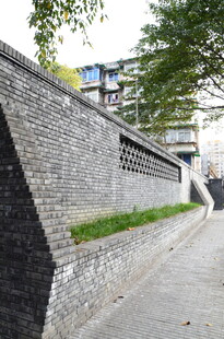 灰砖墙旁的静谧小道