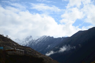 雪山云雾间的壮美山景