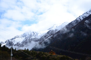 雪山云雾缭绕的壮美风光
