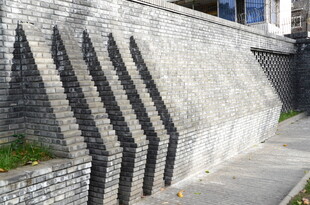 石墙与地面上的光影纹路