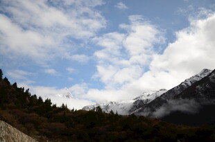 山间云雾缭绕的秀丽景致