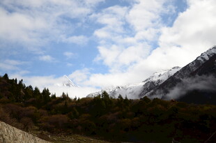 山间美景 蓝天白云映山林