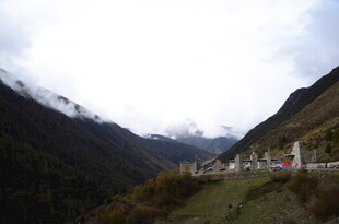 山间经幡飘扬的秀丽景致