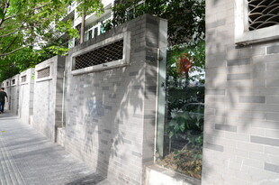 城市中绿植环绕的围墙