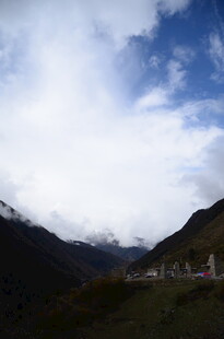 山间云雾缭绕的壮美景色