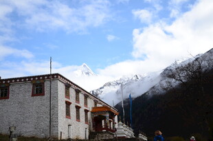 藏式建筑 雪山下的宁静景象