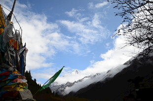 山间经幡伴蓝天白云