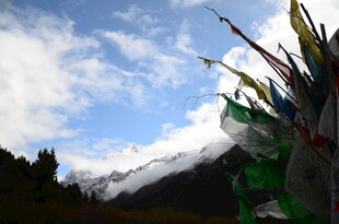 雪山下的五彩经幡