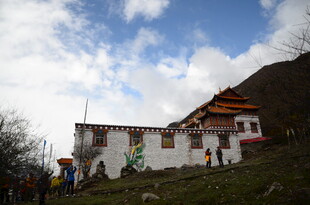 藏区山间的特色白色建筑