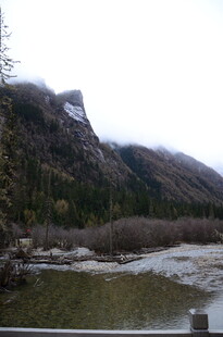 山间河流与远处山峦景色