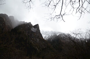 云雾缭绕的山间景色