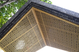 中式屋檐木雕细节特写