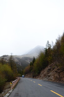 山间雾中蜿蜒公路