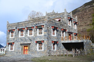 藏式风格古朴民居建筑