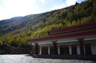 山间红顶建筑 自然景致