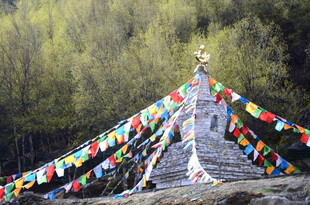 藏区经幡塔 尽显宗教风情