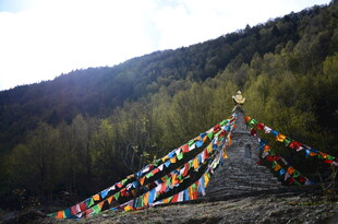 山间经幡阵 祈福之象征